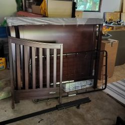 Convertible crib to bed