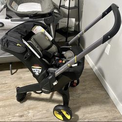 DOONA BLACK CARSEAT STROLLER