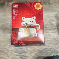 Cool Waving Cat Lego Retail 30$ 