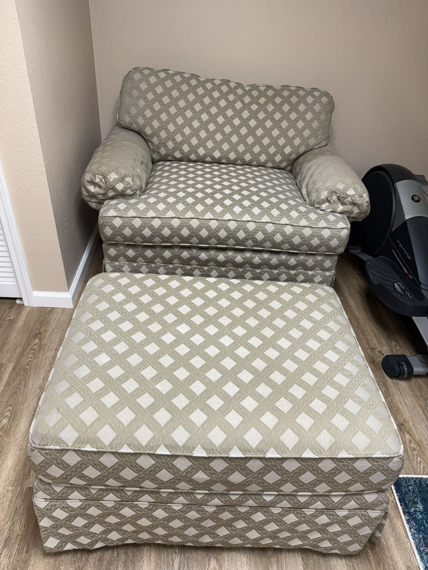 Oversize Comfy Chair With Ottoman