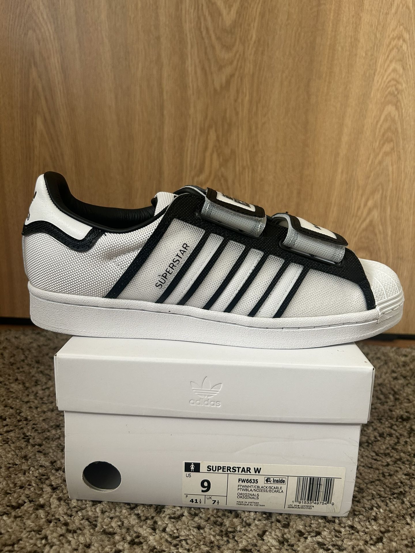 Adidas Superstar Women Size 9