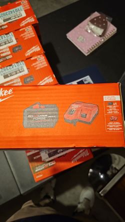 MILWAUKEE 12AH FORGE BATTERY FAST CHARGER KIT