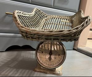 VINTAGE BABY WEIGHING SCALE