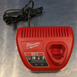 Milwaukee Charger 48-59-2401