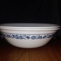 2 Corelle Old Towne 2 quart serving bowls