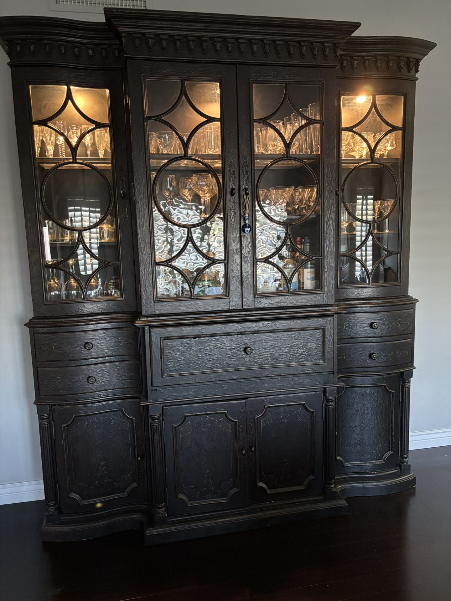 China Cabinet/ Armoire