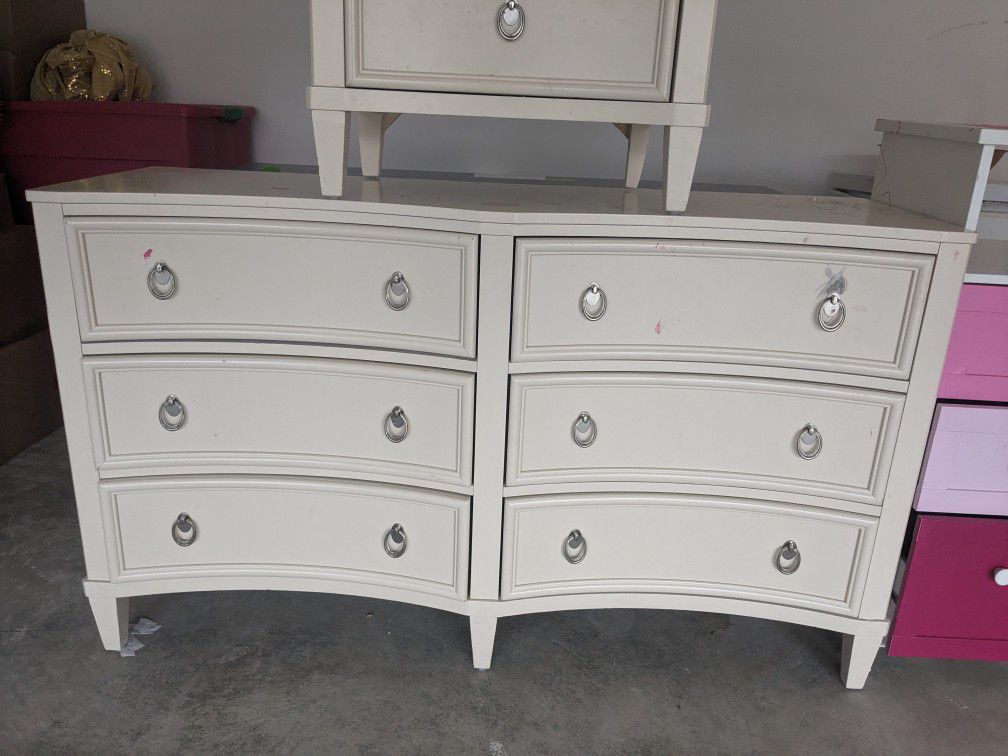 Dresser For Sale. Everything Is Going For $250. Hard Wood In Excellent Condition. Used Like New!