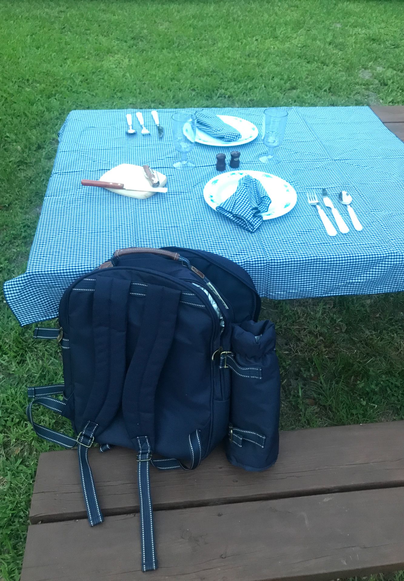 Picnic backpack with accessories