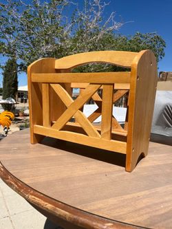 Soil wood magazine rack