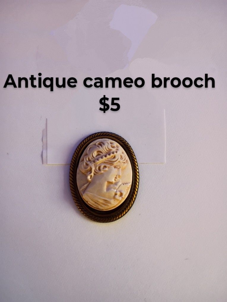 Assorted Antique/Collectable/Vintage Jewelry