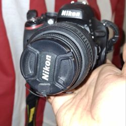 Nikon DSLR Camera Kit With VR Lens - Black