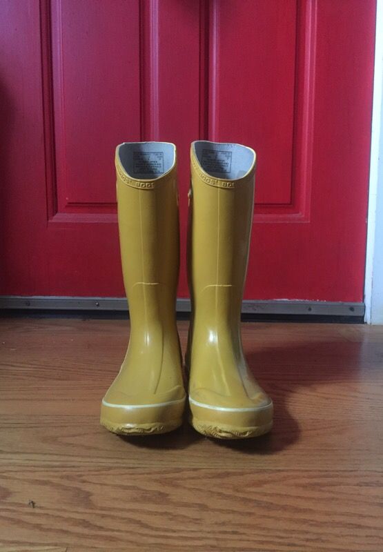 Bogs size 6 Yellow