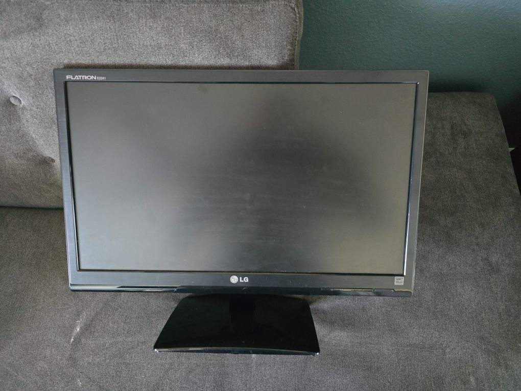 LG Flatiron E2241 720p 21.5 In Monitor