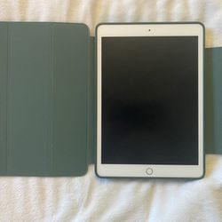 iPad (8th Generation) Silver Wi-Fi 32 GB With Accessories