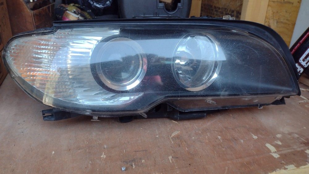 2006 bmw 325ci passenger side Headlight Assembly!