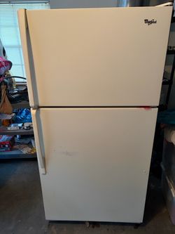 Fridge/freezer with ice maker