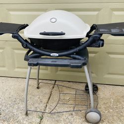 Weber portable grill Q2200, with folding cart