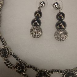 $25.00 - Statement Necklace + Pierce Earings Set!  Vtg Silver Color/Black Stones Accents - In Gift Box!
