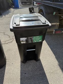 Toter 64 Gal black wheeled trash can