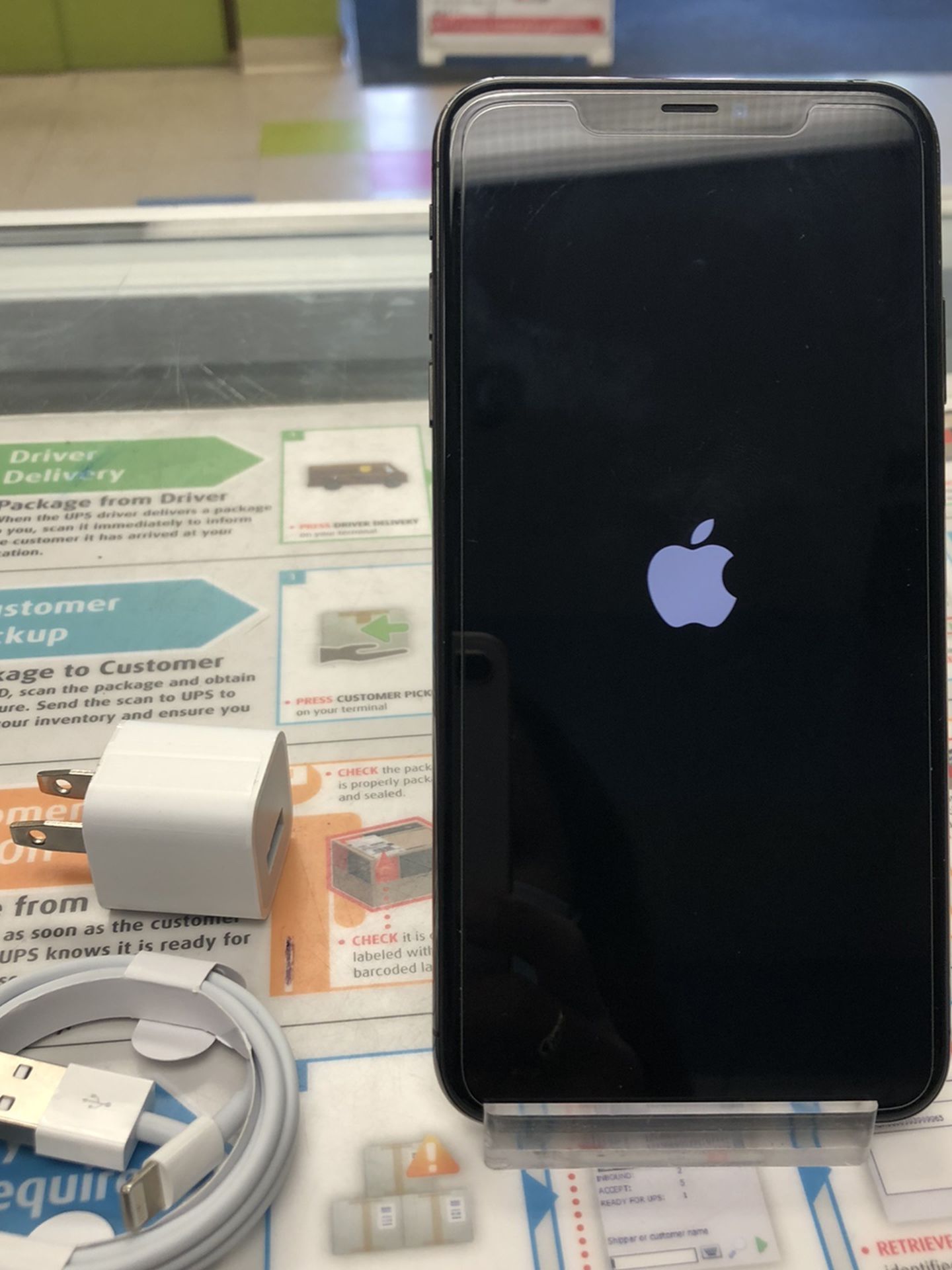 Factory unlocked iPhone x 64 gb, excellent conditions store warranty