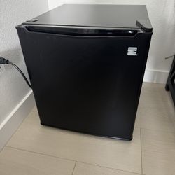 Kenmore 1.7 cu-ft Refrigerator - Black: Compact Dorm Fridge, Energy Star, Reversible Door, Adjustable Thermostat