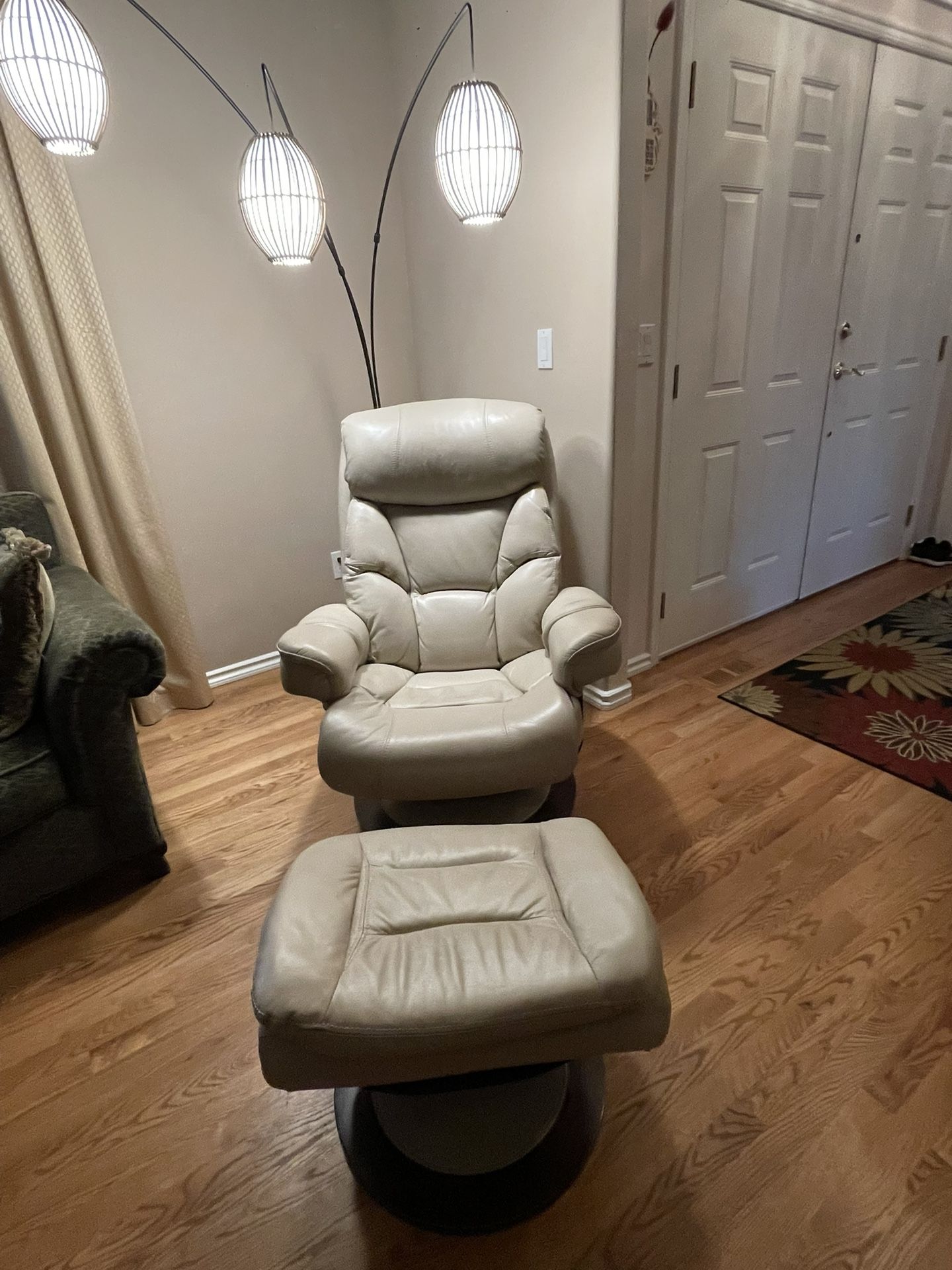 Stressless Recliner/Chair & Ottoman 