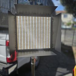 Professional Fovitec Portable 600 LED Bi-Color Light = 