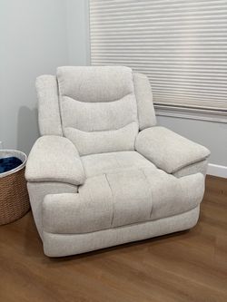 Living Spaces Cruz Ecru 47” Power Oversized Recliner