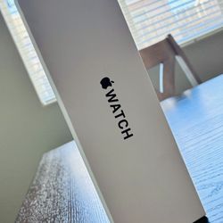 Apple Watch SE 2nd Gen! 40mm GPS Starlight Color With Sport Band! **Newest Model**Brand New Unopened 