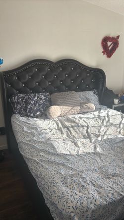 Luxurious Faux Leather Bedroom Set with Plush Headrest & Matching Nightstands.