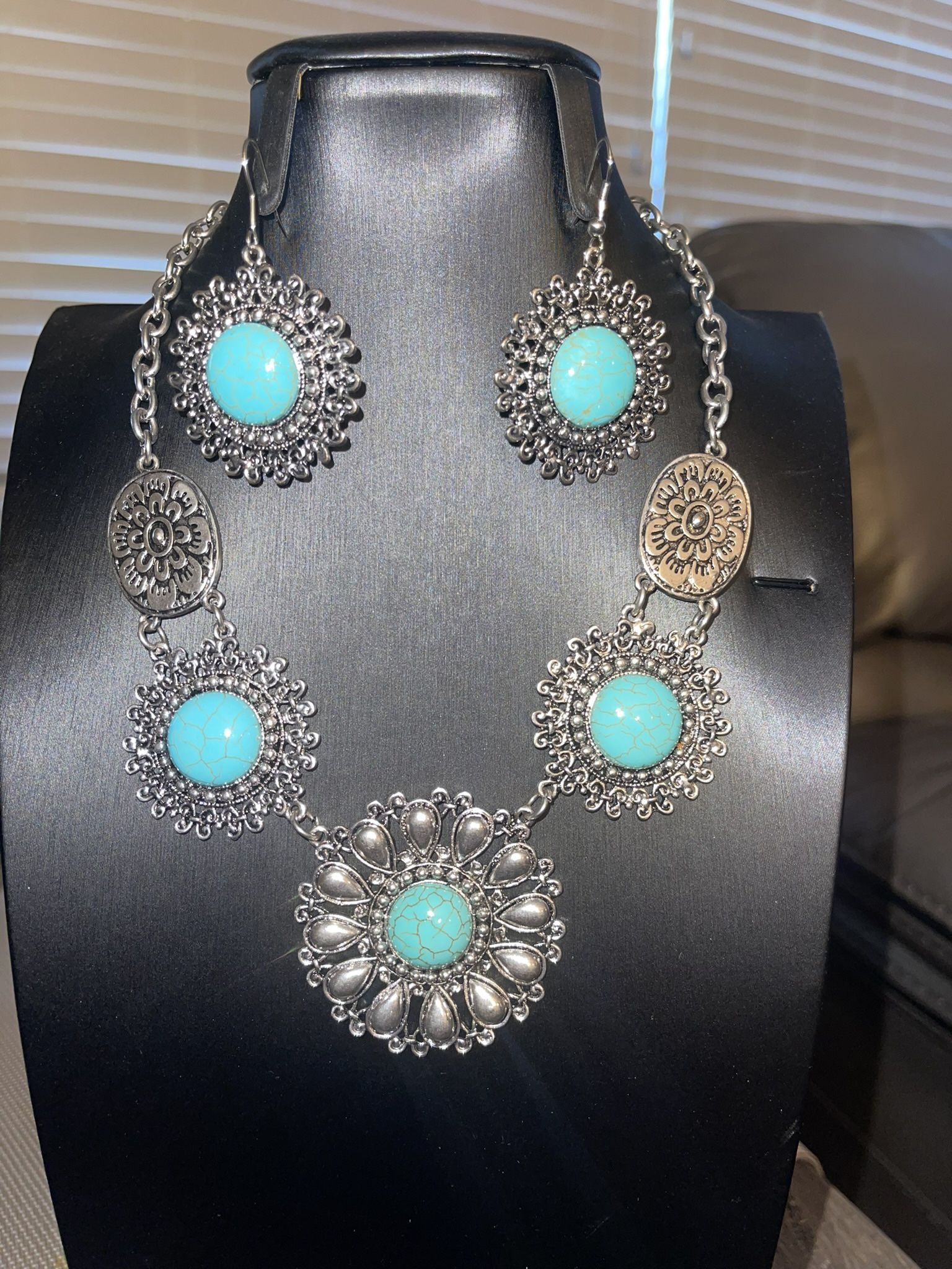 BRAND NEW - Costume Jewelry - Turquoise/Silver Necklace & Earrings Set - Med Length