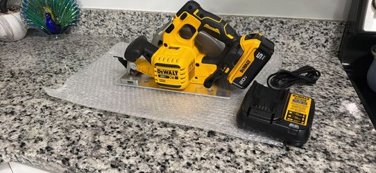 DEAL NOW !!!! DeWalt circular saw 7 1/4, 5Ah battery and charger. 3 year warranty through DeWalt