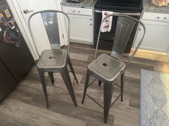 Bar Chairs / Stools