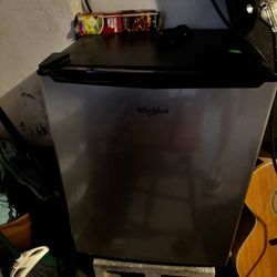 Mini-Fridge (WhirPool)