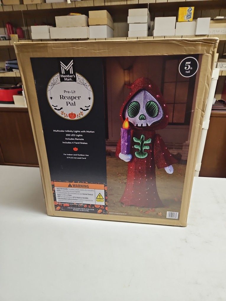 Pre-lit Teaper Pal Halloween Decoration 5 Feet Tall.