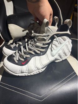 Nike Foams 9.5