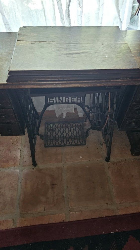 Antique  SINGER Sewing Machine 