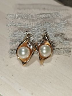 14k White Pearl And Diamond Earrings 