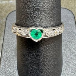 10K white Gold Emerald Diamond Heart Ring EUC