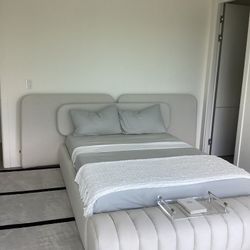 Contemporary Upholstered Queen Bed Including Mattress