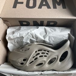 Yeezy Foam RNNR Stone Taupe