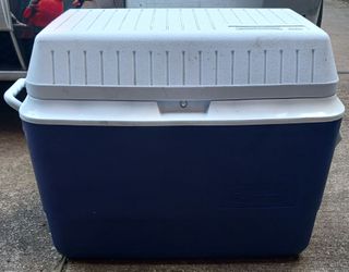 VINTAGE RUBBERMAID 56 QUART BLUE & WHITE COOLER
