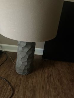 Table lamp with a gray geometric faceted base
