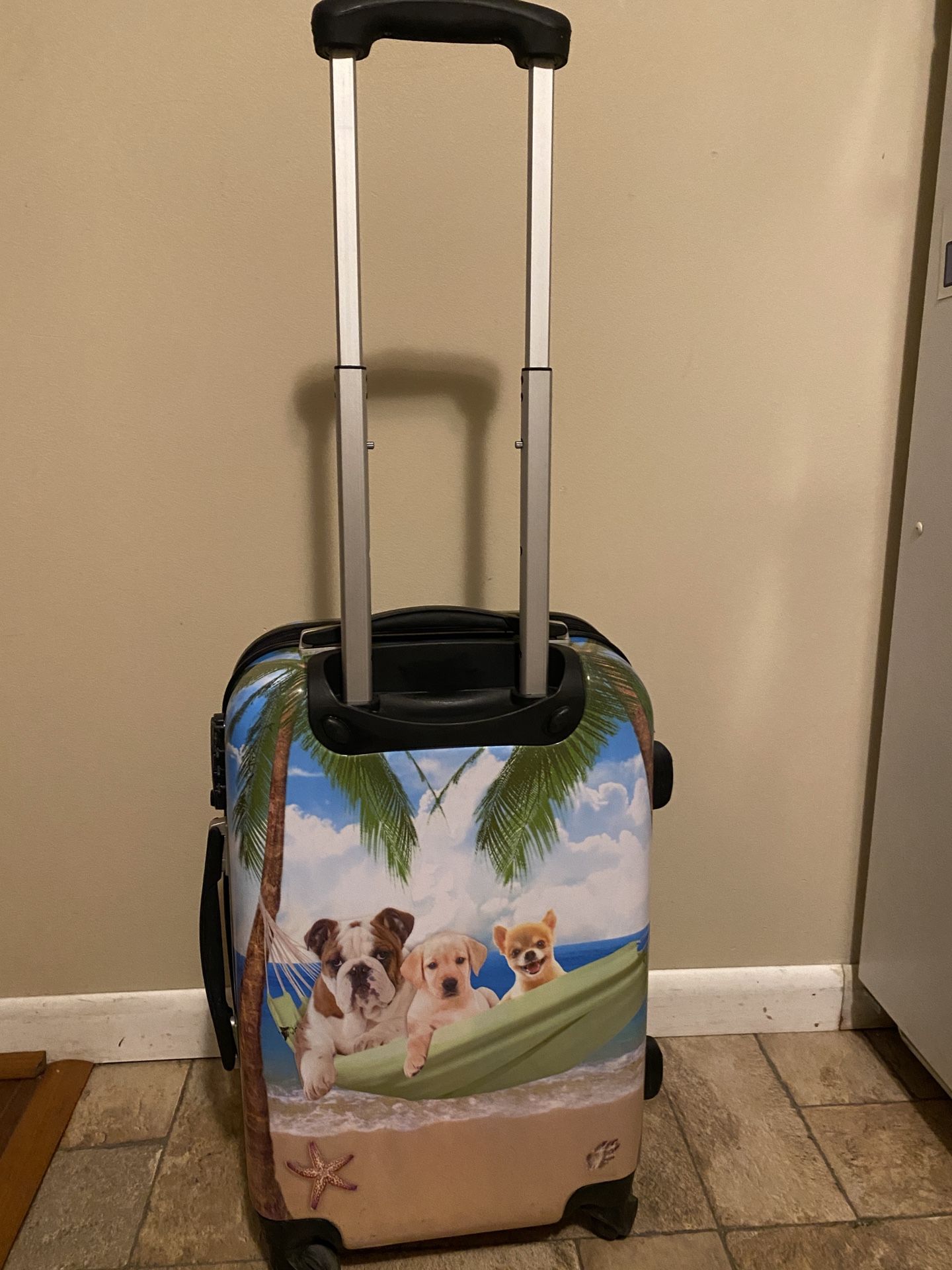 suitcase, 21” spinner *only selling this 1 piece which is expandable