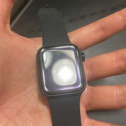 Apple Watch SE 2 with Band And Charger 40mm