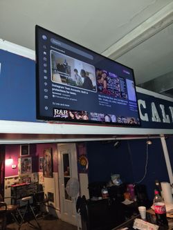 Smart Tv with remote and wall mount