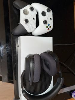 Xbox Series S with 2 controllers and turtle beach headphone