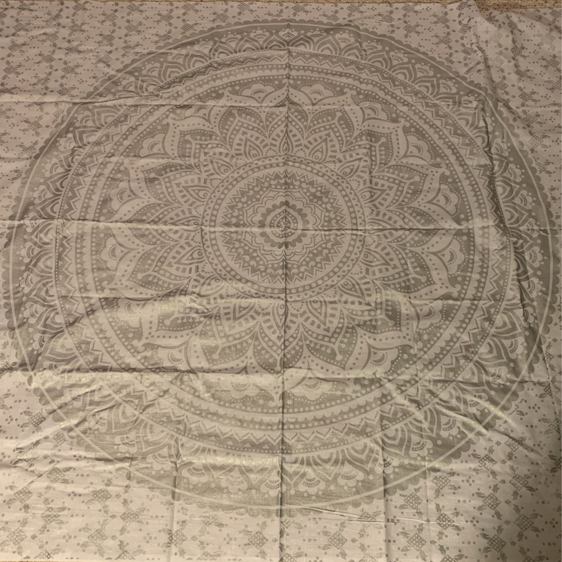 Silver Medallion Wall Hanging 5x7’