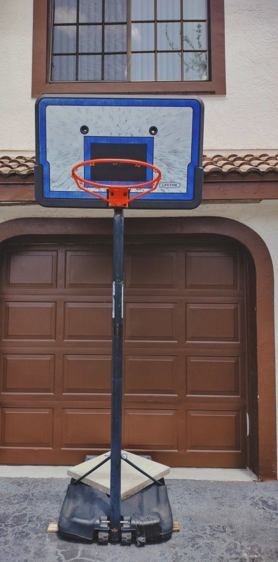 Basketball Hoop (Lifetime)
