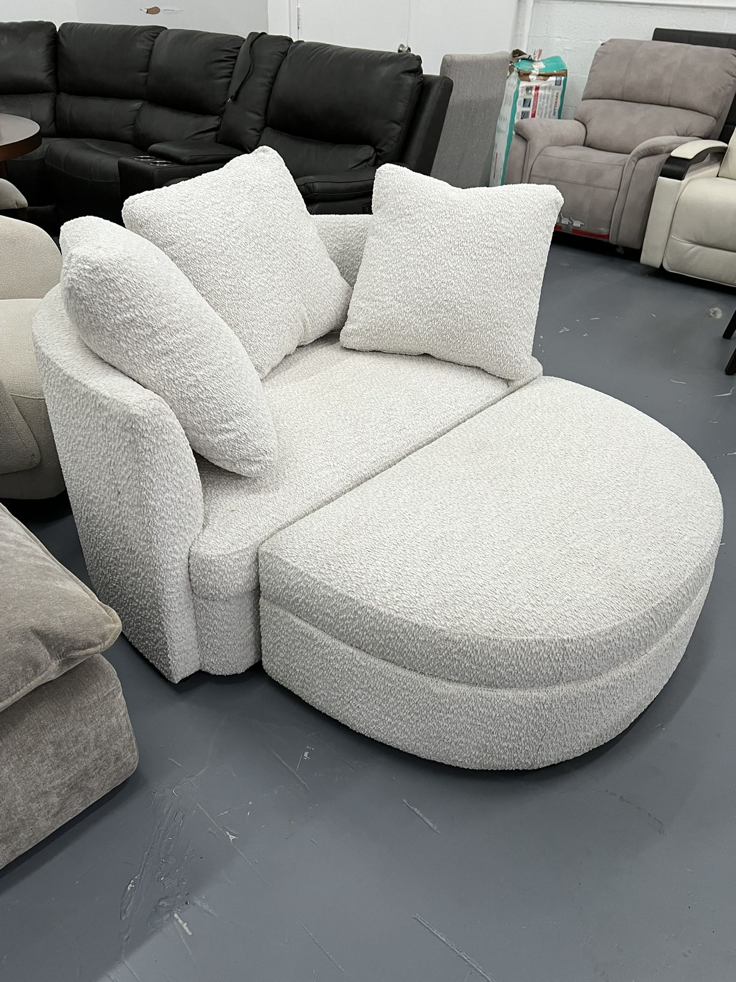 Modern Round Chaise Lounge / Cuddler Chair